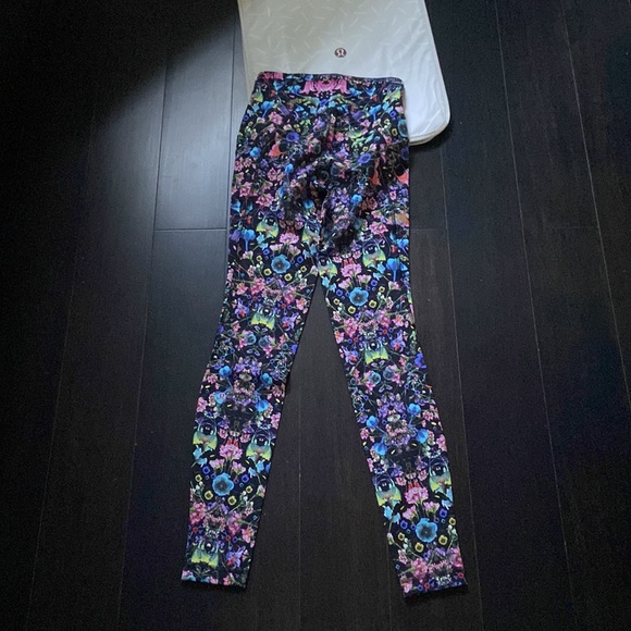 LULULEMON SWIFT SPEED HR LEGGINGS 28” in FLOWERSCOPE BLACK SZ 2 NWT - Picture 3 of 6